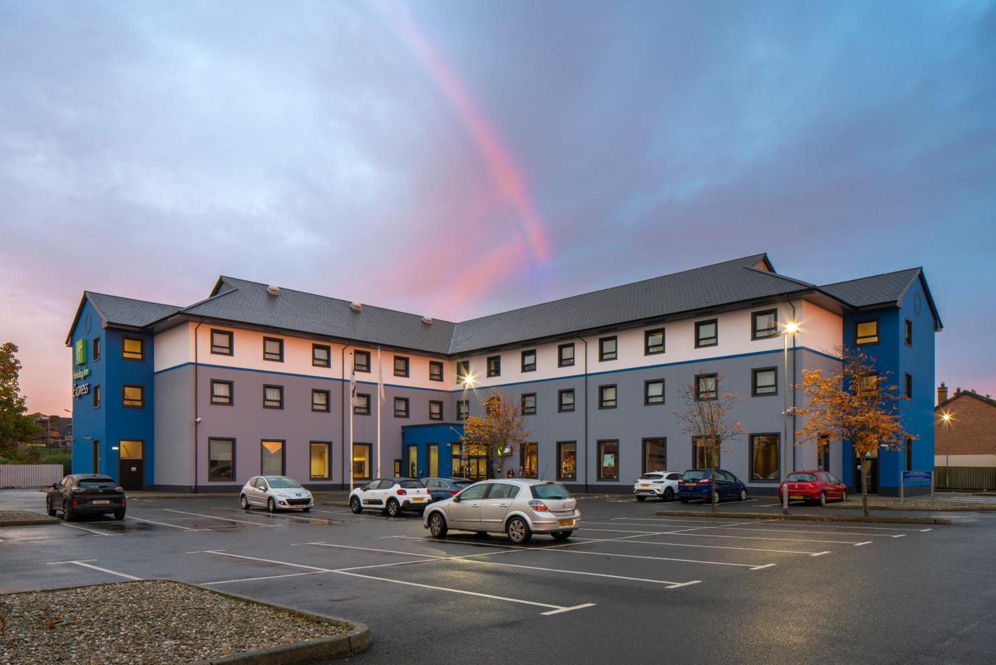 Holiday Inn Express Antrim By Ihg Exteriér fotografie