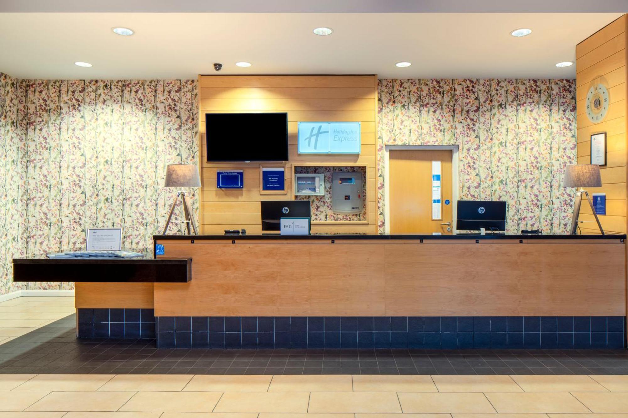 Holiday Inn Express Antrim By Ihg Exteriér fotografie