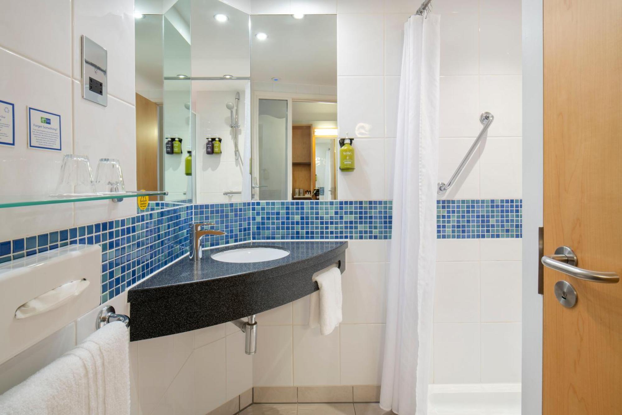 Holiday Inn Express Antrim By Ihg Exteriér fotografie