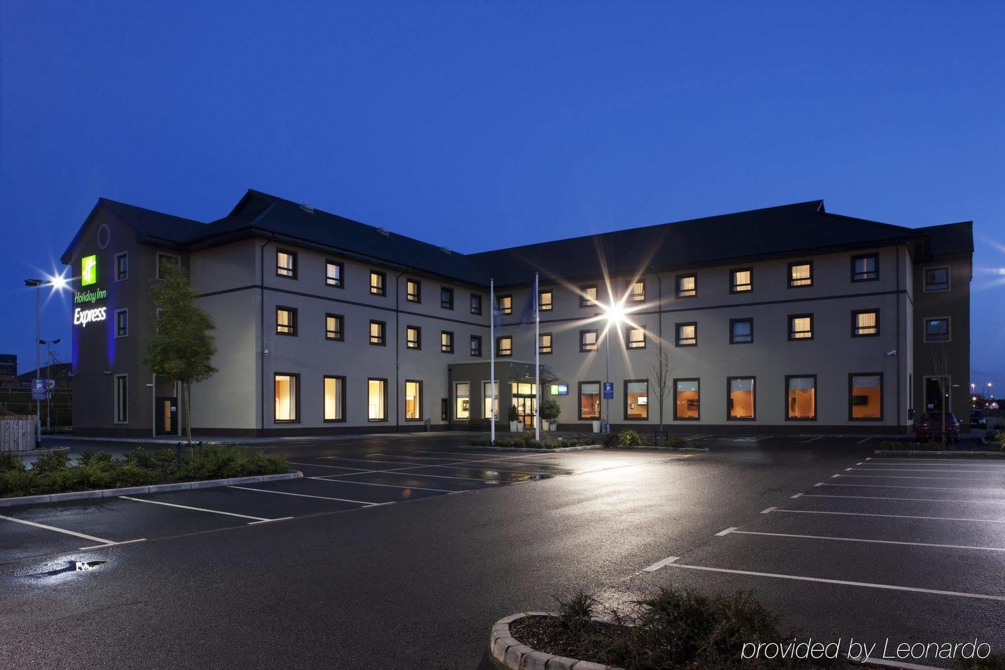 Holiday Inn Express Antrim By Ihg Exteriér fotografie