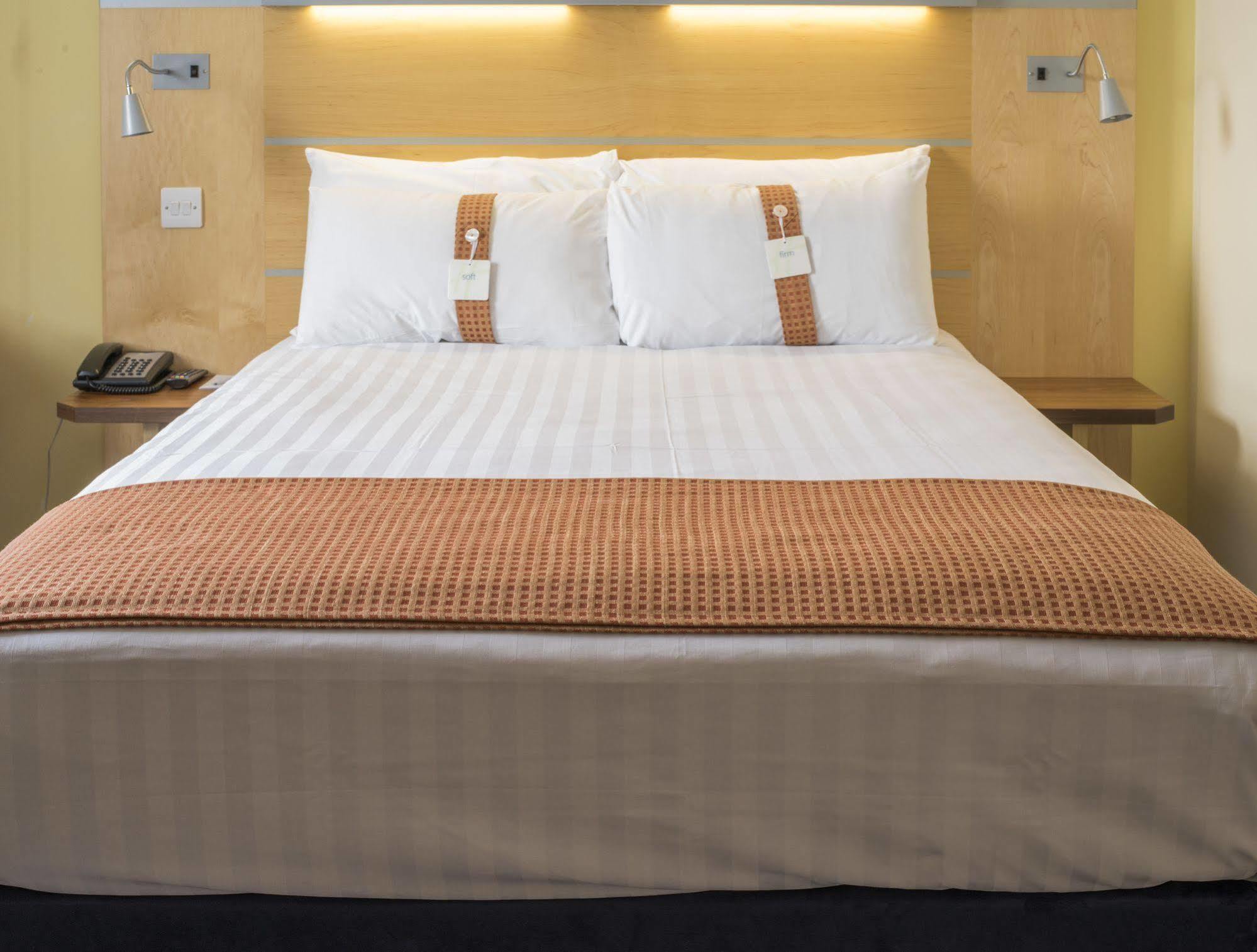 Holiday Inn Express Antrim By Ihg Exteriér fotografie